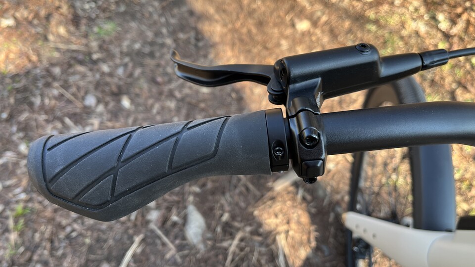 Die Bremsen sind bissig, die Griffe angenehm. (Bildquelle: Mirco K. GameStar Tech)