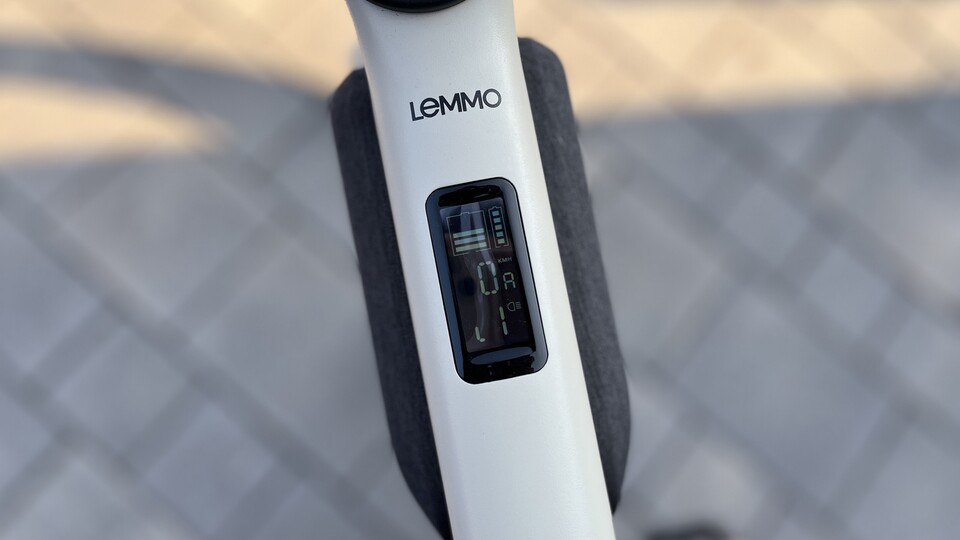 Das Display steckt im Querrohr und zeigt nun neben Geschwindigkeit und Motorunterstützung auch den Gangwechsel an. (Bildquelle: Mirco K. GameStar Tech)