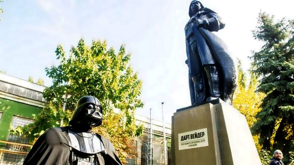 Aus einer Lenin-Statue wurde Darth Vader mit WLAN-Hotspot.