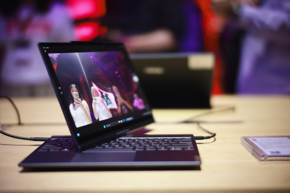 Hier hätte ich echt die Blende schließen müssen. 90 Prozent des Laptops sind gar nicht scharf. (Bildquelle: Duy Linh DinhGameStar Tech)