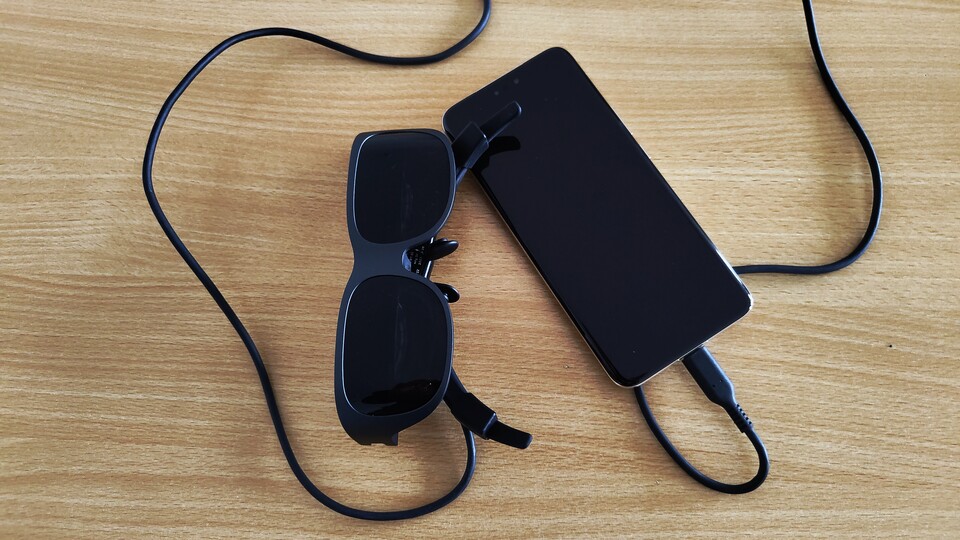 Wenn ihr vorhabt, eine AR-Brille mit dem Handy zu verbinden, dann braucht ihr ein Handy mit einem USB-Anschluss, der Videoausgabe unterstützt. (Hier abgebildet: Lenovo Legion Glasses und Honor Magic6 Pro)