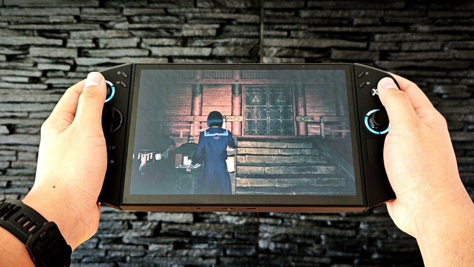 Weil die Griffe nach unten hin schmaler werden, füllen sie die Handfläche nicht aus, es sei denn ihr rotiert die Unterarme nach innen. (Bildquelle: Duy Linh DinhGameStar Tech)