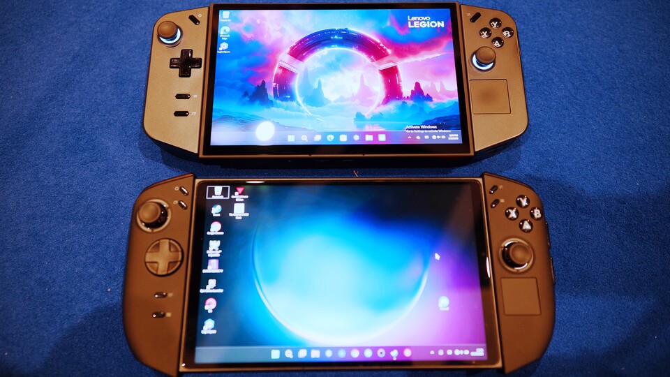 Schaut genau hin: Ich habe auf diesem Bild am alten Lenovo Legion Go (unten) die neuen Controller angesteckt und am Lenovo Legion Go 2 die alten Controller. Sie sind kompatibel zueinander. (Bildquelle: Duy Linh DinhGameStar Tech)