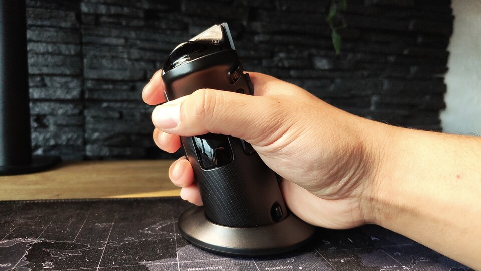 Mit dem Kunststoff-Puck wird der Legion Go-Controller schnell in eine Gaming-Maus verwandelt. So ein ähnliches Accessoire könnte es auch für die Switch 2 geben.