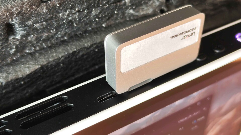 Einige Accessoires können dafür sorgen, dass der zweite USB-C-Anschluss verdeckt wird. Zum Beispiel kann ich das Ladegerät nicht anstecken, wenn ich diese SSD mit meiner mobilen Steam-Bibliothek angesteckt habe.