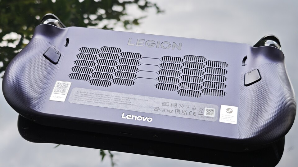 Der Legion Go S hat zwar nur zwei zusätzliche Tasten auf der Rückseite, aber ist einer der komfortabelsten Handhelds auf dem Markt. (Bildquelle: Duy Linh DinhGameStar Tech)
