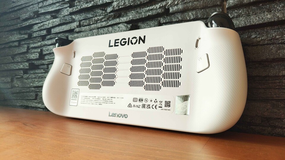 Auf der Rückseite befinden sich die großen Lüftungsschlitze. Achtet darauf, dass diese beim Spielen nicht verdeckt werden, da sonst der Lüfter nicht zuverlässig arbeiten kann.