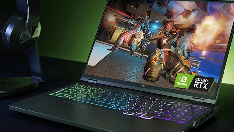 Das 16 Zoll große Display, des Lenovo Legion Pro 5i Gen 8 ist beeindruckende 240 Hertz schnell. Dieses Tempo ist auch mehr als erforderlich, um mit der bockstarken Hardware im Inneren des Gehäuses mithalten zu können.