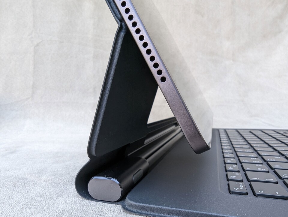 Dass das Tablet über der Tastatur schweben kann, ist nicht die einzige Design-Entscheidung, die man sich von Apple abgeschaut hat.