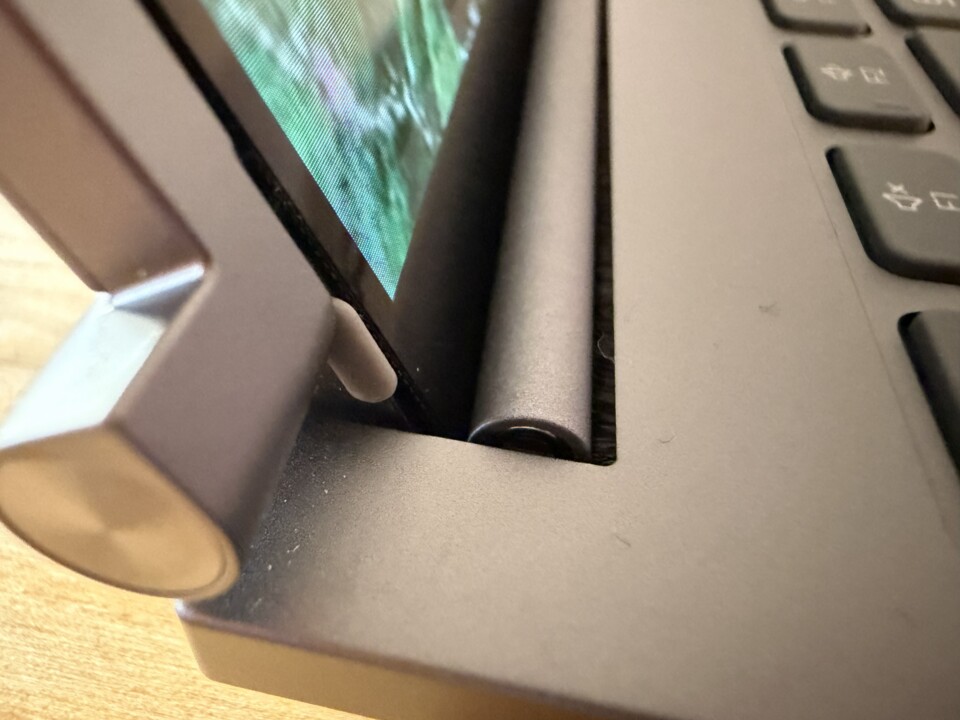 Auf der kleinen Walze die sich vor dem Panel befindet, wird das Display aufgerollt.