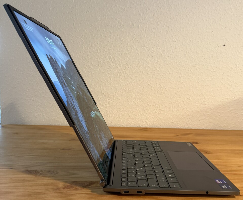 Der maximale Öffnungswinkel des Displays fällt relativ knapp aus.