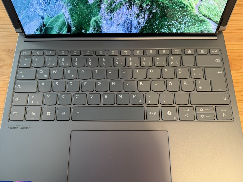 Die Tastatur des ThinkBook Rollable eignet sich auch gut für das Schreiben von längeren Texten.