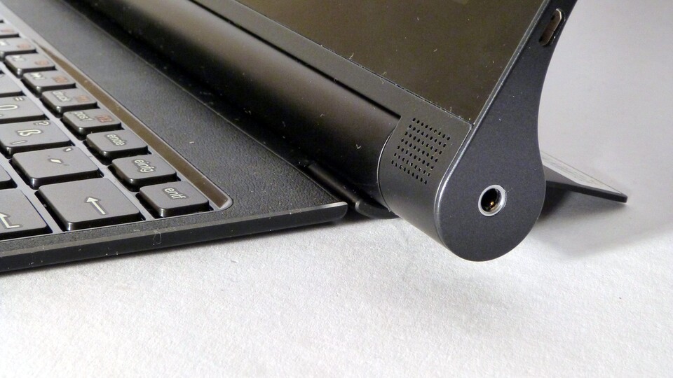 Die etwas zu schwach geratene magnetische Verbindung zwischen Tablet und Keyboard sorgt schnell für ein verrutschtes Tablet.
