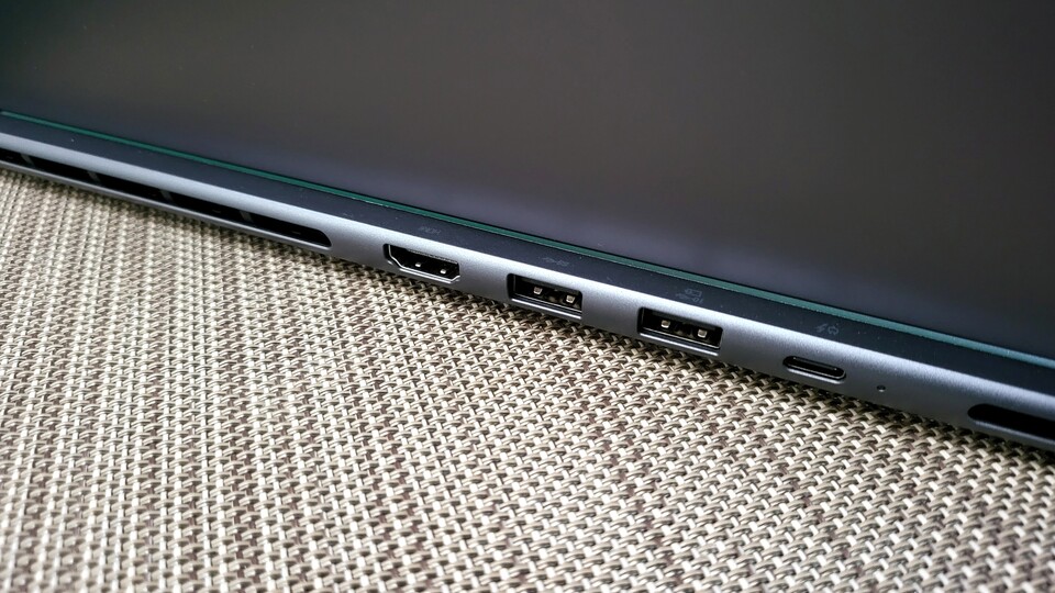 Abgesehen von einem seitlichen USB-C-Port zum Aufladen befinden sich alle Schnittstellen auf der Rückseite
