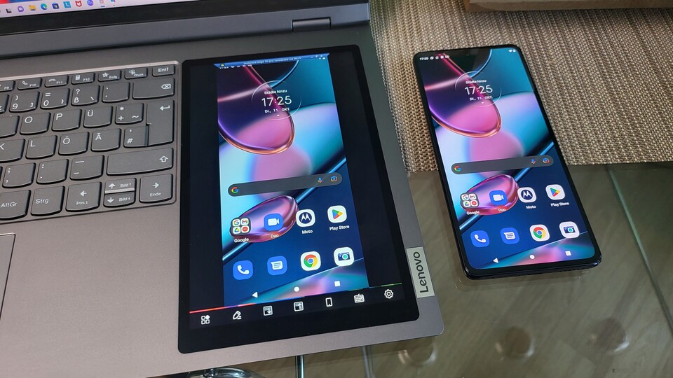 Wer ein neueres Motorola Smartphone besitzt, kann den sekundären Bildschirm damit koppeln.