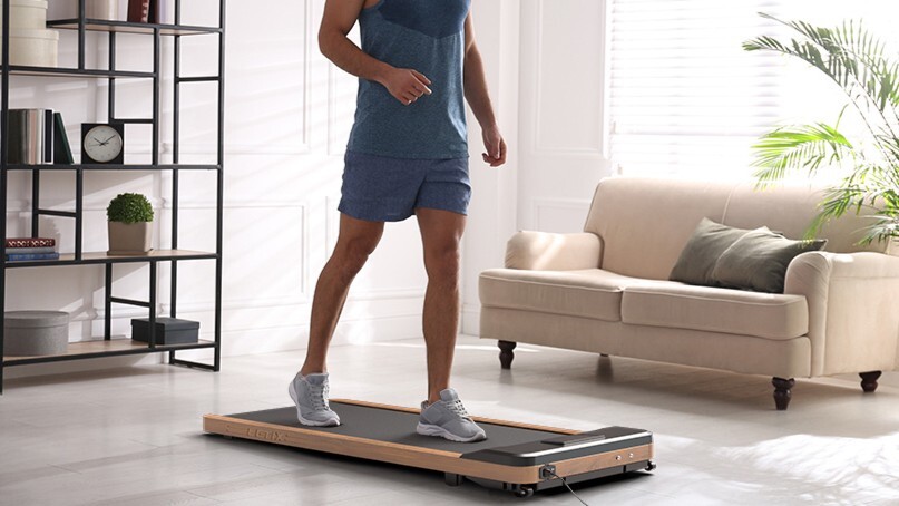 Dimitry benutzt sein Walkingpad am liebsten beim Binge-Watchen vor dem Fernseher. (Bildquelle: Letix Sports)