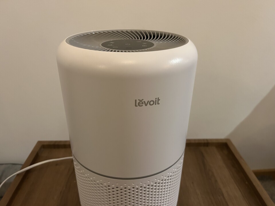 Der Levoit Core 300S hat ein simples Design und wiegt ca. 3,5 Kilogramm.