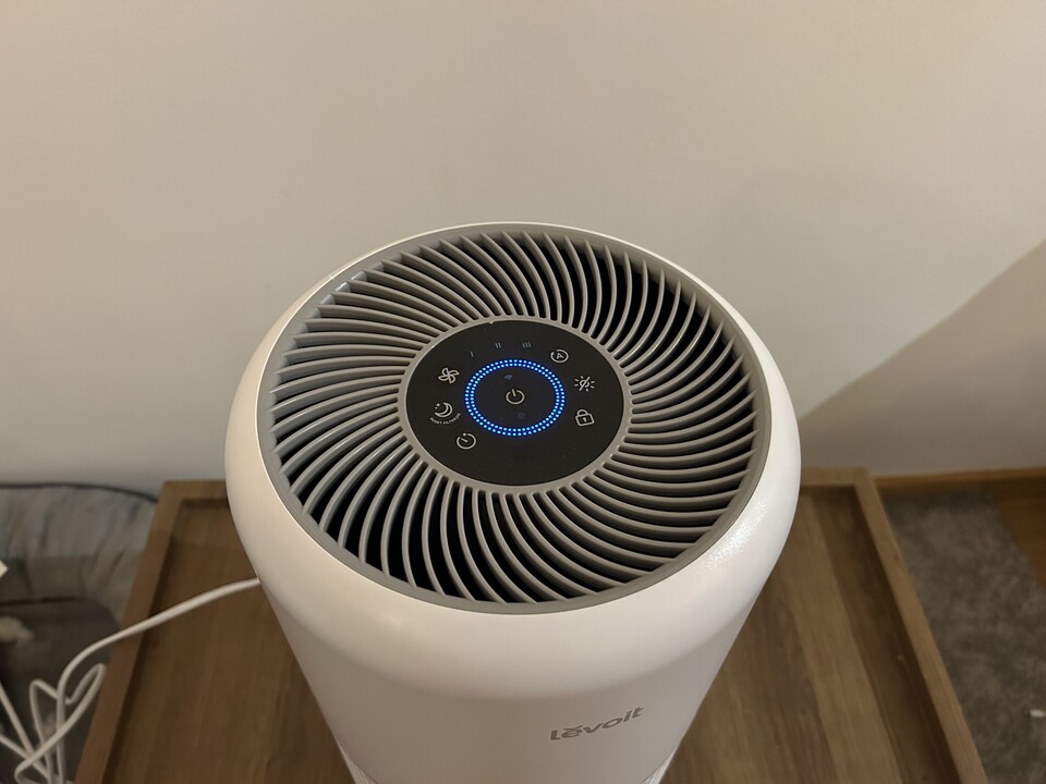 Der Levoit Core 300S kann per App oder via Touch Display gesteuert werden. Die Farbe passt sich der Luftqualität an. Blau bedeutet gute Qualität.