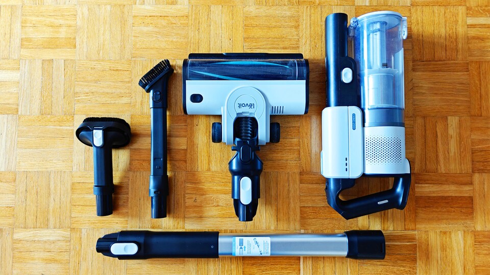 Der Lieferumfang ist umfangreich: Von der kleinen Polsterbürste, über eine schmale Düse bis hin zum Bodenaufsatz mit rotierender Bürste ist alles dabei.