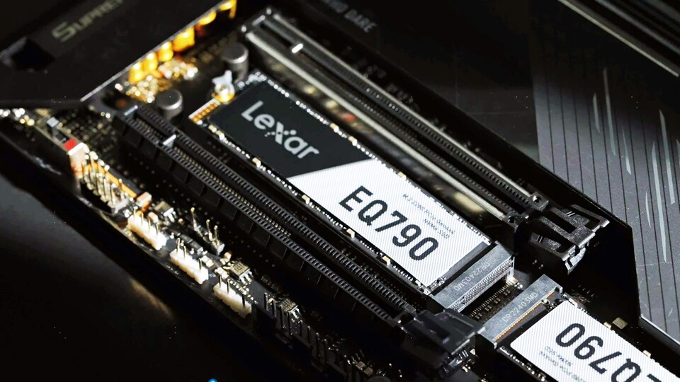 Wie die meisten NVMe SSDs könnt ihr die EQ790 einfach in einen freien M.2-Steckplatz auf eurem Mainboard stecken.