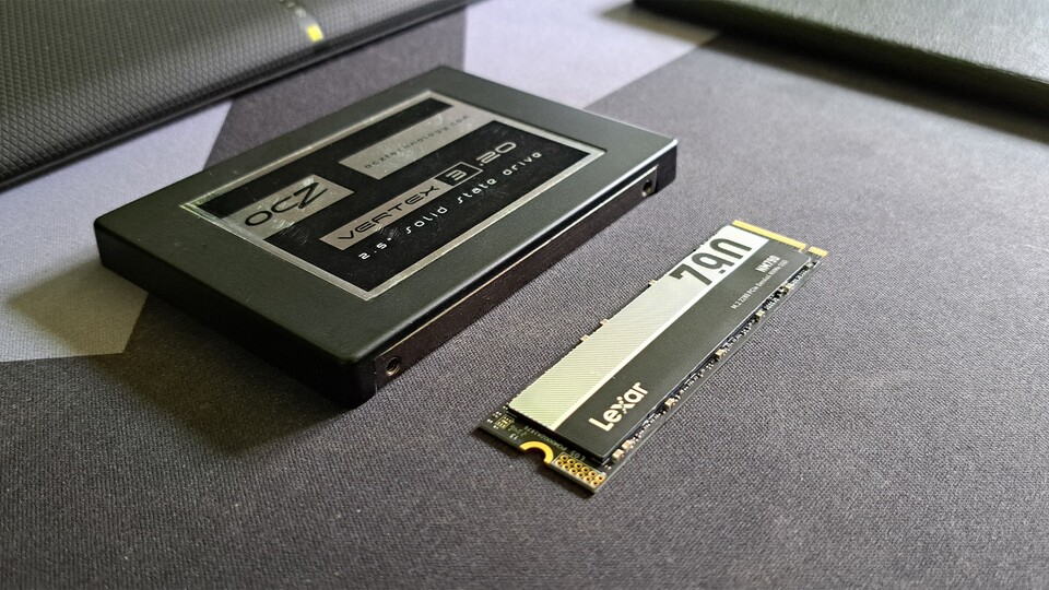 SATA-SSD For Scale: Meine allererste SSD-Festplatte mit 120 Gigabyte und meine brandneue M.2-SSD von Lexar mit sage und schreibe 4 Terabyte!