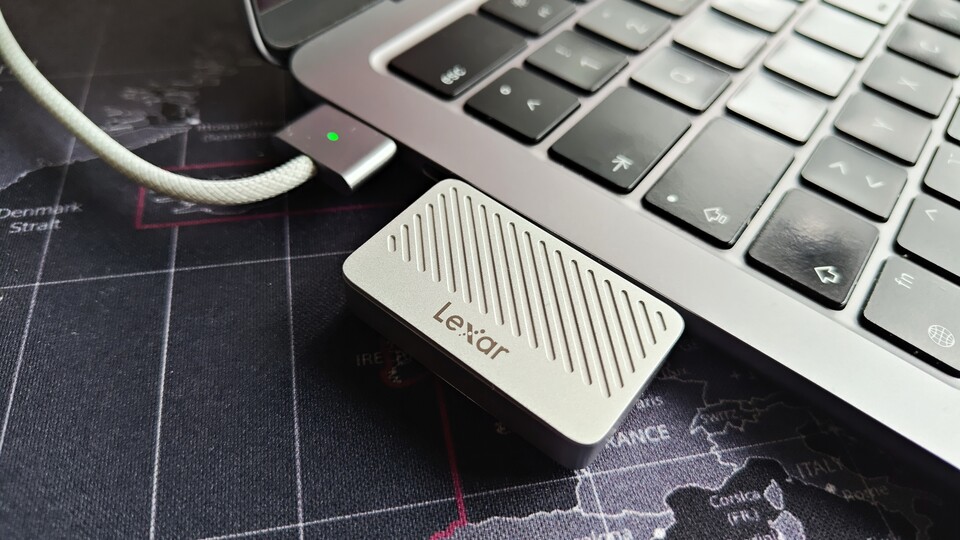Die Lexar Professional Go ist kleiner, aber langsamer. Außerdem verdeckt sie beim Macbook Air mehrere USB-C-Anschlüsse. (Bildquelle: Duy Linh DinhGameStar Tech)