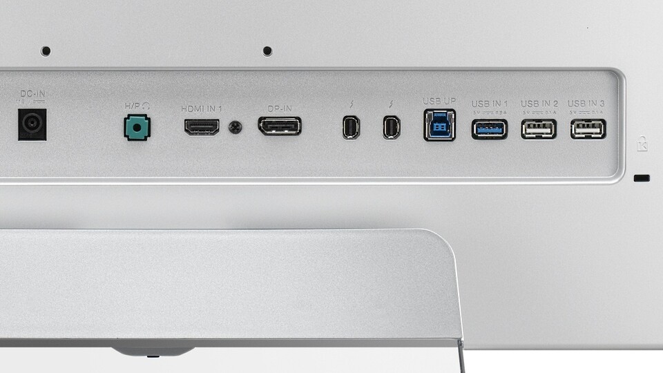 Auf der Rückseite befinden viele Anschlüsse, darunter auch Thunderbolt 2 für Mac und ein USB-3.0-Uplink, der aus dem Monitor ein USB-Hub macht.