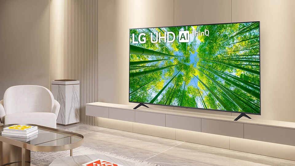 86 Zoll gibts auch verhältnismäßig günstig: Mit so einem riesigen 4K UHD TV könnt ihr beim Fußballschauen die Grashalme zählen.