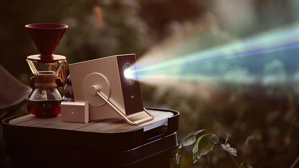 Dank hoher Helligkeit und einem beeindruckenden Kontrastverhältnis kommt der Cinebeam Q auch mit hellerem Abendlicht gut klar.