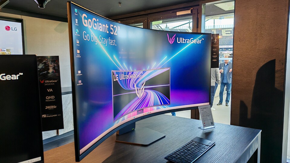 52 gigantische Zoll - das ist einfach absurd groß. Aber natürlich auch absurd geil. Größe ist halt doch King.