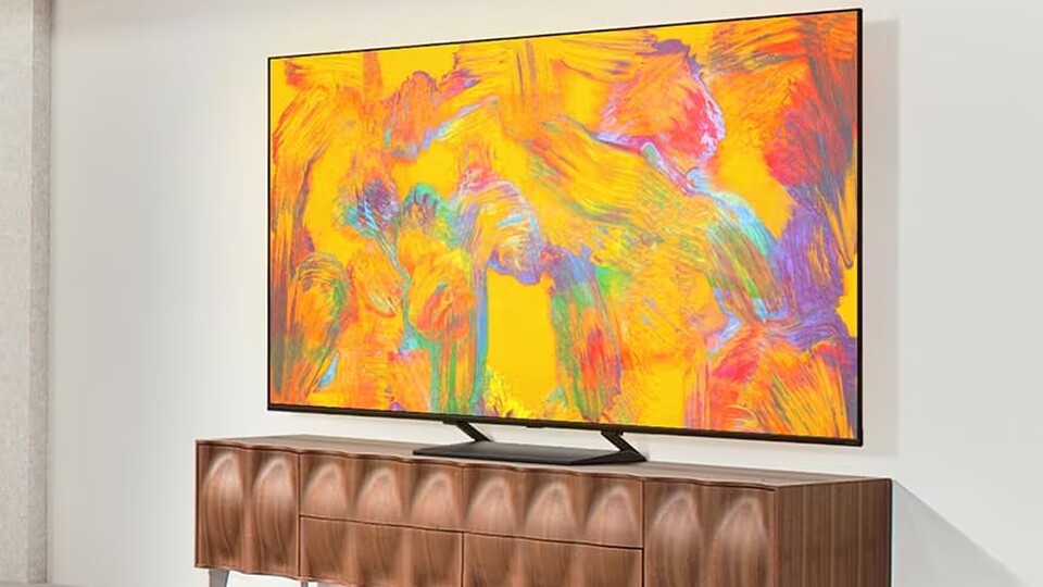 Das edle, flache Design des TVs passt in so gut wie jedes Wohnzimmer.