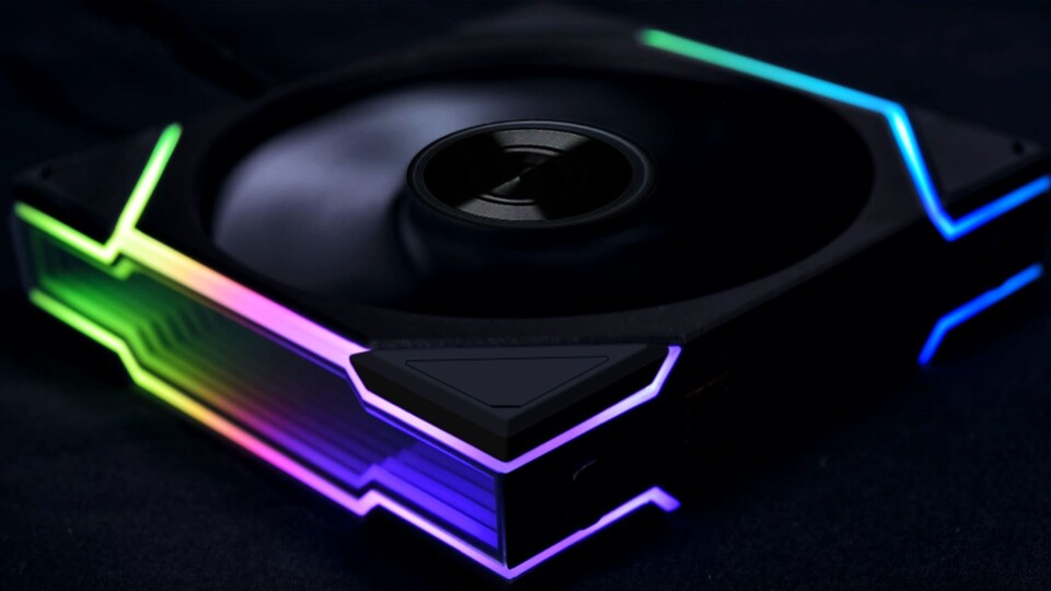 Bei Dunkelheit kommt ein beleuchtetes PC-Gehäuse besonders gut zur Geltung – perfekt für nächtliche Gaming-Sessions.