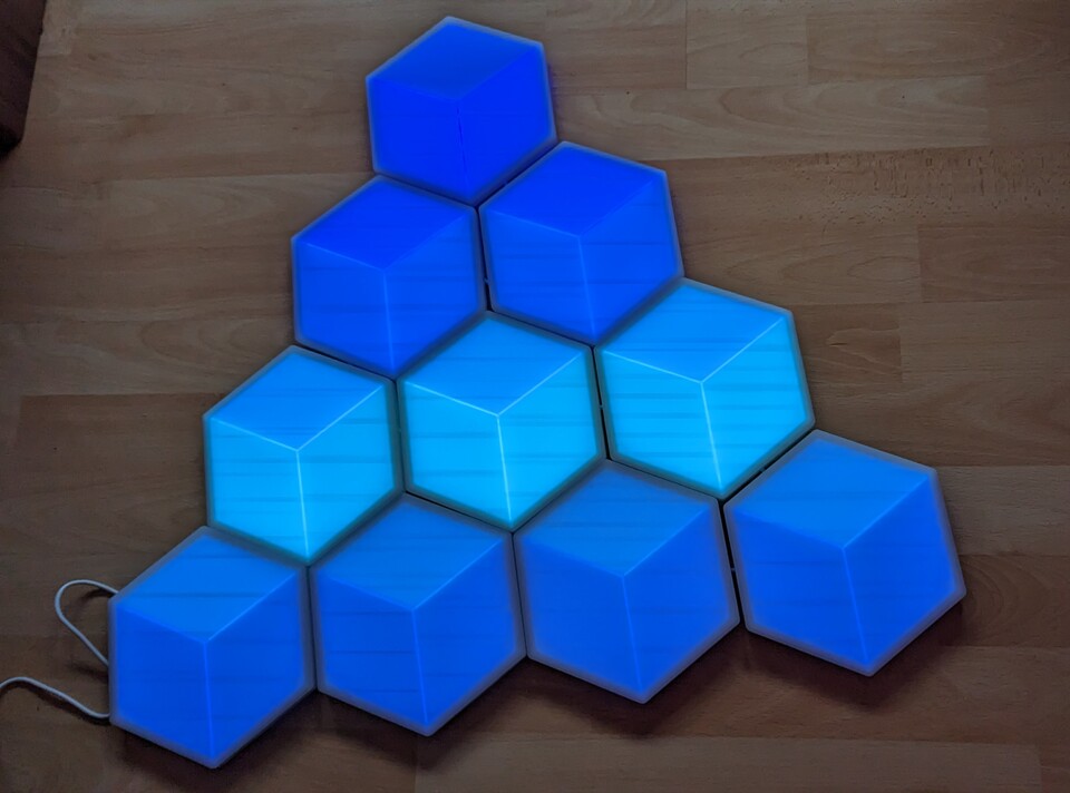 Govee Glide Hexagon Pro (Die Streifen im Licht kommen von der Kamera, nicht vom Produkt selbst)