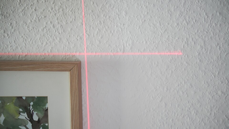 Die Leuchtkraft des Lasers ist nicht besonders stark. In hellen Räumen oder auf dunkler Tapete kann es bei einem Abstand von mehr als einem Meter schon schwierig werden. (Bildquelle: GameStar Tech)