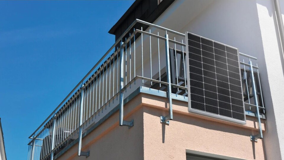 Lidl setzt wie Aldi auf kompakte Solarmodule, damit auch Nutzer kleinerer Balkons zuschlagen können. Mit nur einem Panel fällt der Ertrag aber eher bescheiden aus.