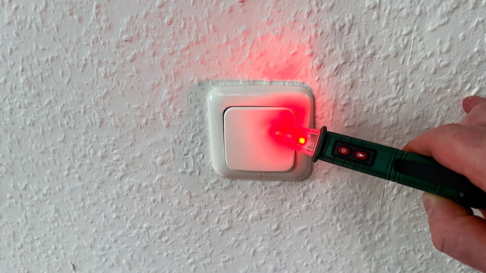In der Nähe von Stromleitungen blinkt der Spannungsprüfer rot und piept zusätzlich. (Bildquelle: GameStar Tech)