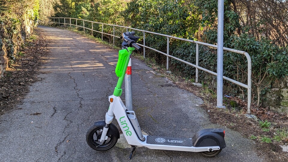 Bei Lime-Scootern fällt direkt der austauschbare Akku auf. Die Trittfläche fällt durch den Akku geringer aus.