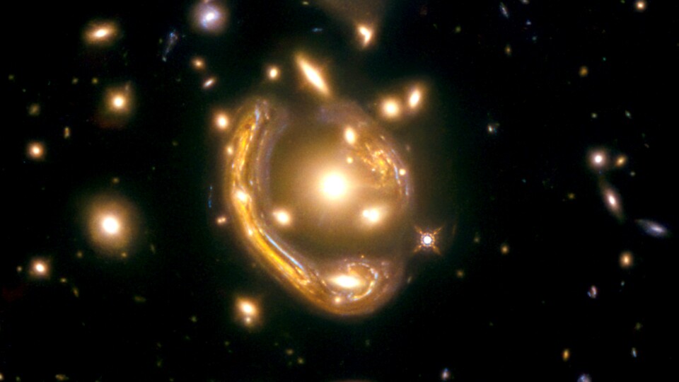 So sieht eine Galaxie im Einstein-Ring durch eine Gravitationslinse aus, aufgenommen vom Hubble-Teleskop.
Bildquelle: NASA, ESA, Anastasio Díaz-Sánchez (Universidad Politécnica de Cartagena), Saurabh Jha (Rutgers, The State University of New Jersey)