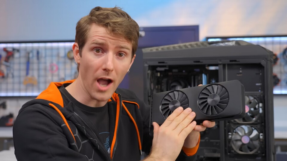 YouTuber Linus Sebastian will in einen PC bauen, der die PlayStation 5 schlägt - zum selben Preis. (Bildquelle: YouTubeLinus Tech Tips)