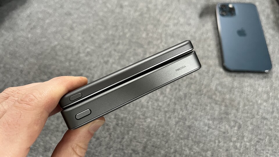 Die Ultra Slim-Powerbank von LISEN (oben) ist deutlich flacher als herkömmliche Powerbanks mit 10.000 mAh - hat dafür aber nur die halbe Kapazität.