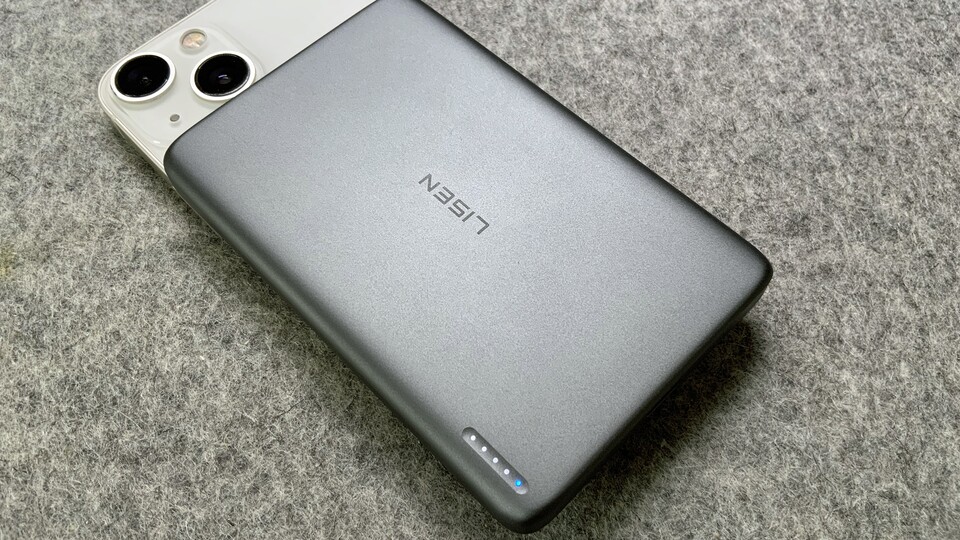 Die Ultra-Slim-Powerbank von LISEN passt beinahe perfekt an mein iPhone mini. Gut zu sehen: Die 5 LED-Leuchten, die über den Ladestand bzw. Restkapazität informieren.