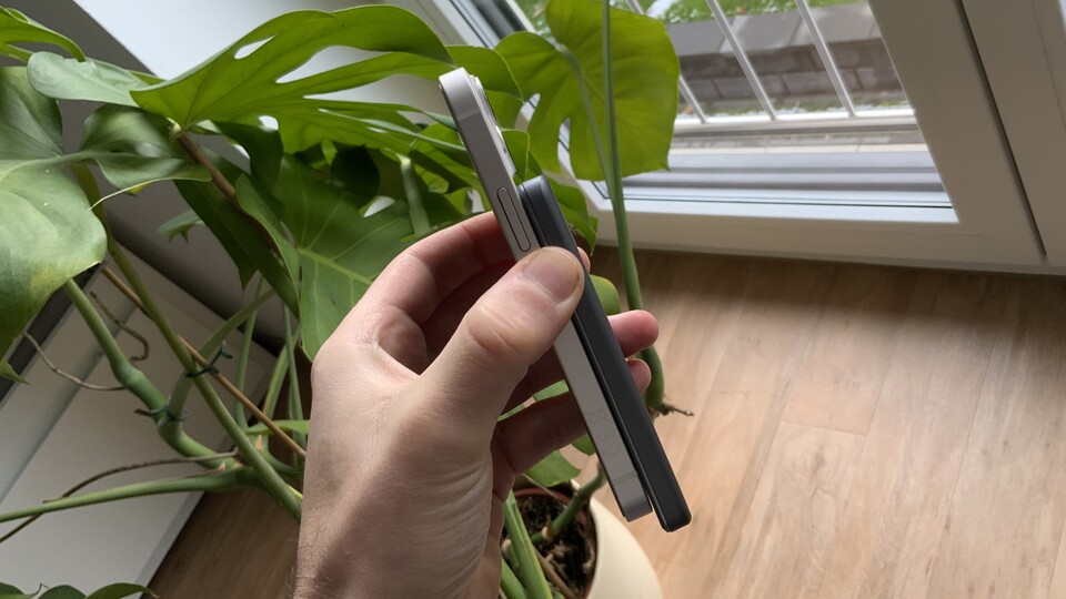 Die Powerbank ist etwas zu lang für ein iPhone 1213 mini.