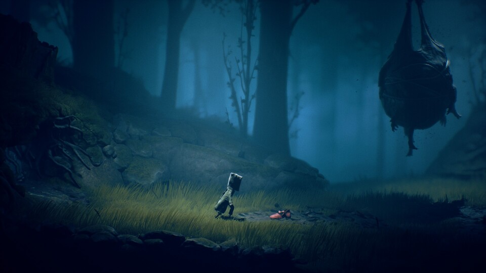 Little Nightmares 2 beginnt in einem düsteren Wald mit einer neuen Hauptfigur. Statt Regenmantel trägt Mono eine Papiertüte über dem Kopf.