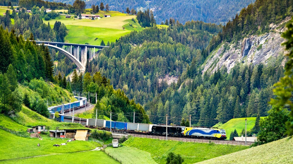 DIe bestehende Zugstrecke reicht längst nicht mehr aus, um die Straße merklich zu entlasten. (Bildquelle: Adobe Stock, Leonid Andronov)