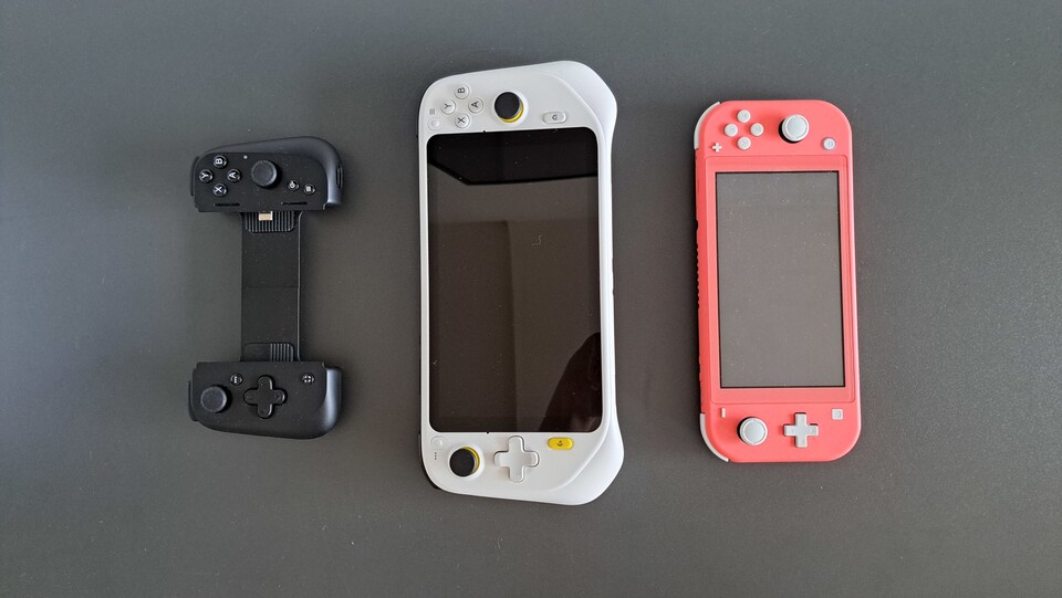 Der Logitech G Cloud hier im direkten Größenvergleich mit der Nintendo Switch Lite und dem Razer Kishi V2. Letzteres ist übrigens der Controller für den Razer Edge.