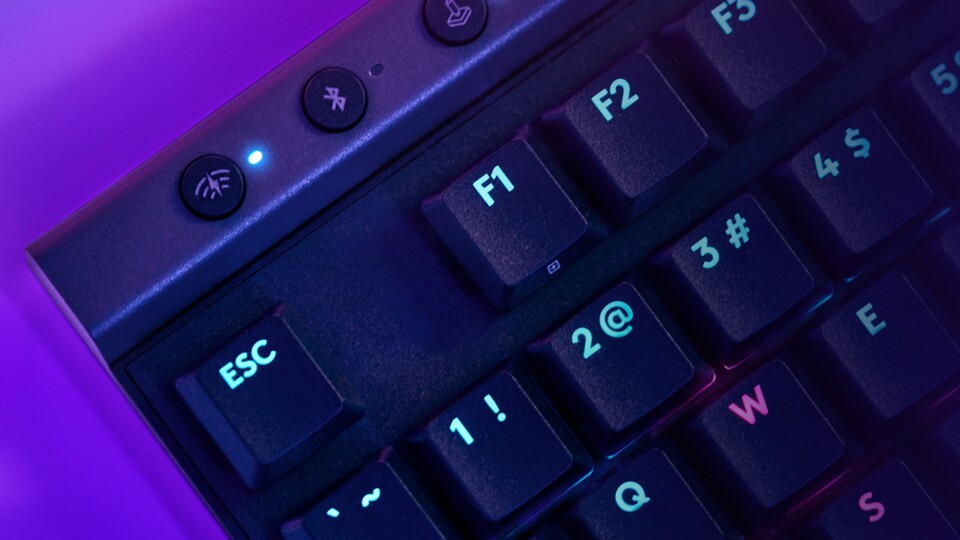 Mittels kabelloser und extrem schneller LIGHTSPEED-Technik braucht ihr euch bei der Logitech G515 keine Sorgen um nervige Eingabeverzögerungen zu machen!