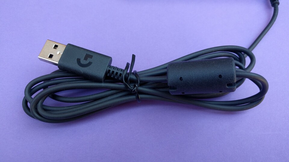 Das Kabel ist nicht stoffummantelt und recht steif. Außerdem zieht es Staub an.