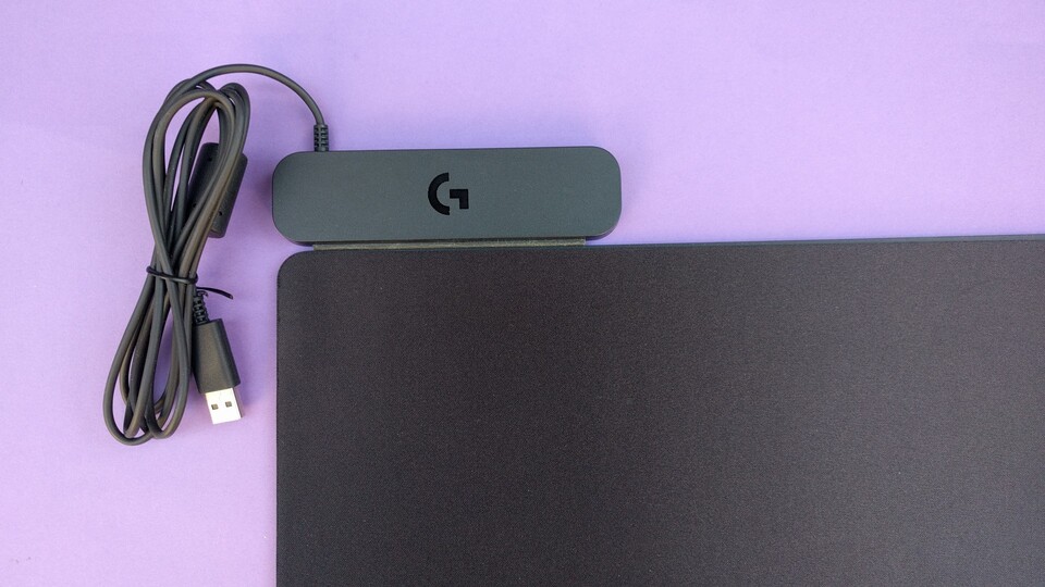 Es ist schade, dass man den Funkdongle nicht direkt in das Mauspad stecken kann und dadurch immer zwei USB-Slots benötigt.