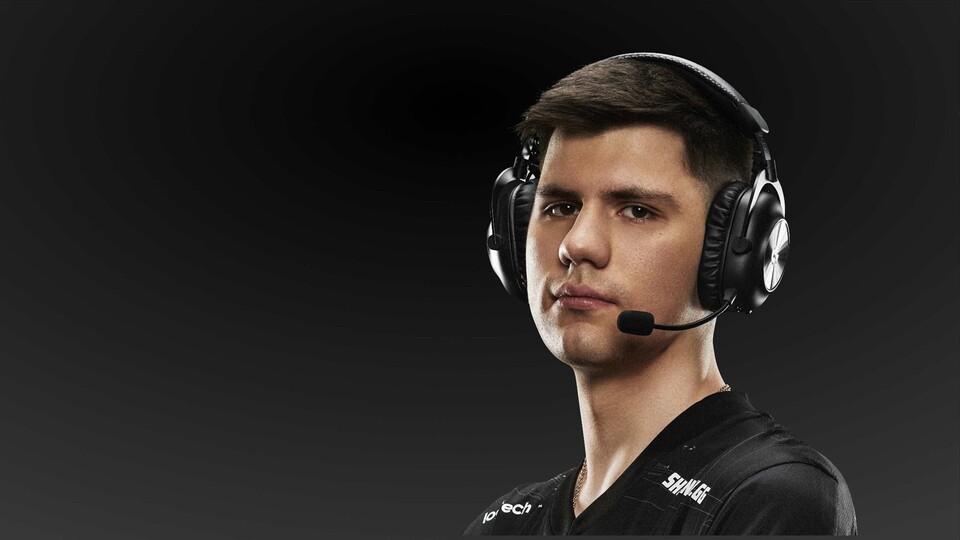 Na, auch schon wieder vergessen, das Headset abzunehmen, bevor der Fotograf kam? Kann passieren, wenn das Ding so bequem sitzt, dass man es kaum spürt.