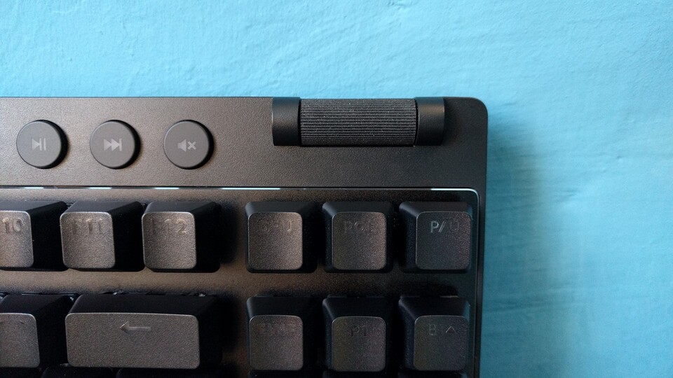 Die Lautstärkewalze zieht Staub magisch an und hat ein (gefühlt) ungenaues Ansprechverhalten. Immerhin gibt es eine Walze und Medientasten, was bei vielen anderen knapperen Tastaturen nicht der Fall ist.